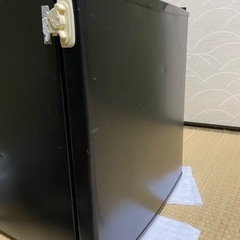 黒い小型冷蔵庫