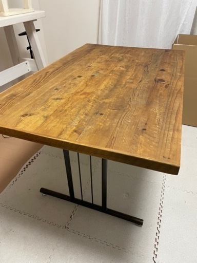 マックスプラスで買ったテーブル。高さ65cm/一枚板。