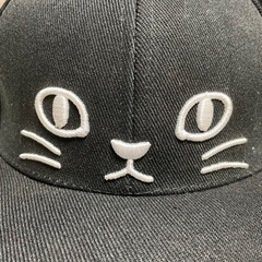 猫顔 キャップ 黒 小さめ