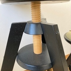 SPINの回転昇降式テーブルとスツール