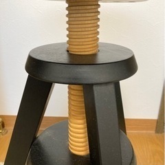 SPINの回転昇降式テーブルとスツール