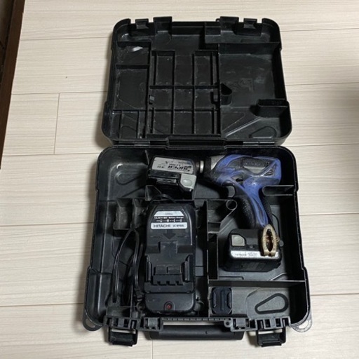 HITACHIインパクトドライバー‼︎バッテリー2個付き‼︎充電器付き‼︎ケースあり‼︎