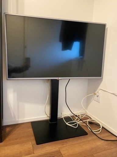 テレビ壁寄せスタンドと42インチの壊れたテレビ テレビボード テレビ台
