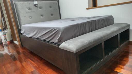 米国製クィーンサイズのベッド