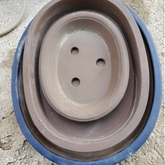 陶器製楕円形植木鉢3鉢になります。
