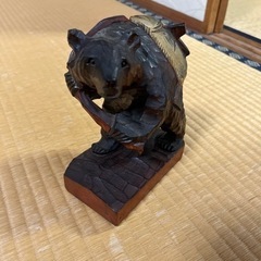 木彫りの熊　鮭を背負ってる熊