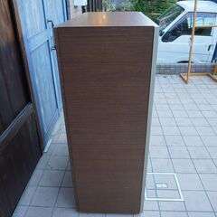 arflex(アルフレックス)のC.C.09  ガラス扉キャビネットです。ウォールナットの落ち着いたシックな色合いとスタイリッシュなフォルム。照明付きなのでキュリオケースとしてもおススメ♪CL122