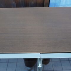 arflex(アルフレックス)のC.C.09  ガラス扉キャビネットです。ウォールナットの落ち着いたシックな色合いとスタイリッシュなフォルム。照明付きなのでキュリオケースとしてもおススメ♪CL122