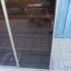 arflex(アルフレックス)のC.C.09  ガラス扉キャビネットです。ウォールナットの落ち着いたシックな色合いとスタイリッシュなフォルム。照明付きなのでキュリオケースとしてもおススメ♪CL122