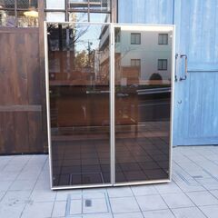 arflex(アルフレックス)のC.C.09  ガラス扉キャビネットです。ウォールナットの落ち着いたシックな色合いとスタイリッシュなフォルム。照明付きなのでキュリオケースとしてもおススメ♪CL122