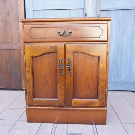 Karimoku(カリモク家具)の人気シリーズCOLONIAL(コロニアル)のQC1905 キャビネット/木扉です。アメリカンカントリースタイルのクラシカルなサイドボードはお部屋を上品な空間に♪CL131