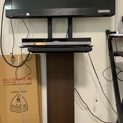 テレビスタンド　棚板つき　壁掛け風