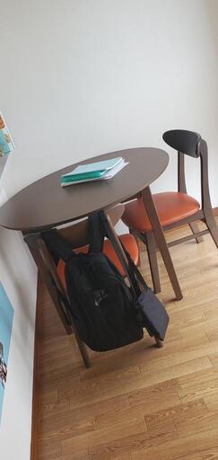 円卓テーブルと椅子2脚