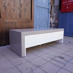 フランスの高級ブランドligne roset(リーンロゼ)社のROSETPELE-MELE2(ロゼペルメル) TVボードです。トップがスライド可能な伸長式のローボード。モダンでスタイリッシュな空間に♪CL206