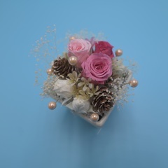 プリザープドフラワーとドライフラワーの飾り　ピンクと白のバラ