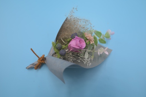 プリザープドフラワーとドライフラワーのミニ花束　ピンクのバラと青い実