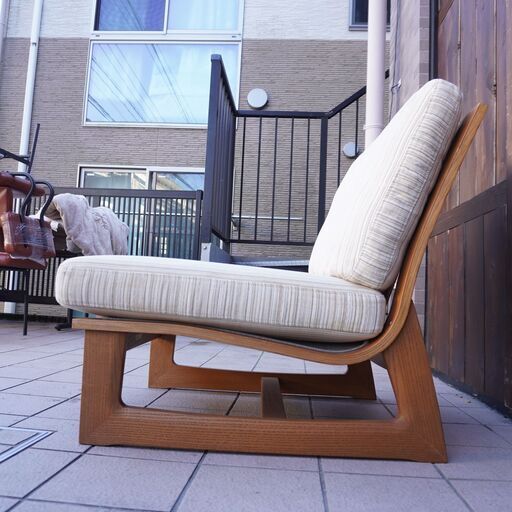 karimoku(カリモク家具)によるKIGUMI(木組)シリーズの1人掛けローソファーです。シンプルでナチュラルテイストの1Pソファは、背もたれが緩やかで座り心地が良いデザインです♪和モダンなどに。CL214