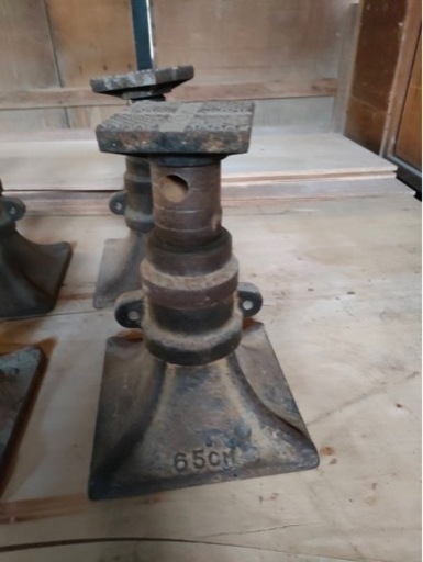 建築ジャッキ8台あり