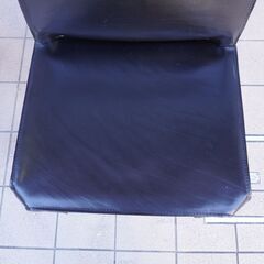 Cassina(カッシーナ)のMARIO BELLINI(マリオ・ベリーニ)デザイン、412 CAB アームレスチェア 2脚セット。本革張りのモダンなダイニングチェアは店舗などにも。MoMA所蔵CL229