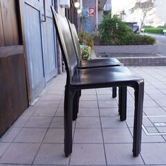 Cassina(カッシーナ)のMARIO BELLINI(マリオ・ベリーニ)デザイン、412 CAB アームレスチェア 2脚セット。本革張りのモダンなダイニングチェアは店舗などにも。MoMA所蔵CL229