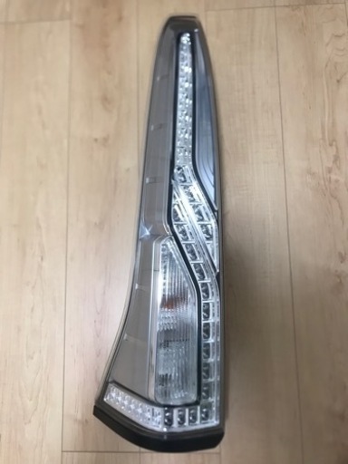 セレナC26後期テールランプ左側(美品) セレナC26後期テールランプ左側(美品)