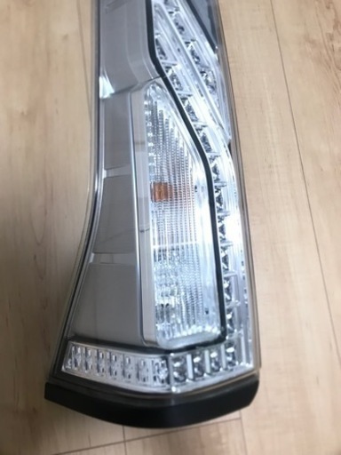 セレナC26後期テールランプ左側(美品)