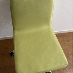 《売約済み》キャスターがついてるから動く緑の椅子！