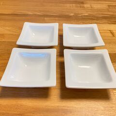 A：白い上品な醤油皿／盛り付け皿／ホワイト　4枚セット