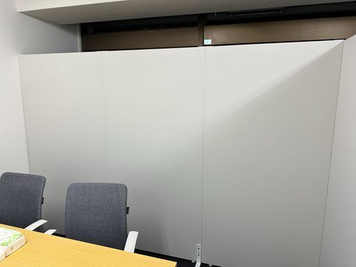 オフィス用パーテーション（クロスパネル x 6、ホワイトボード x 3、スライドドア x 2）