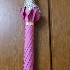 ピンク色の雨傘