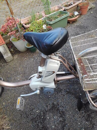 三輪車自転車、バッテリー良好、タイヤ交換しました、長年のサビ、汚れあります、サドル破れあります。 三輪車自転車、バッテリー良好、タイヤ交換しました、長年のサビ、汚れ