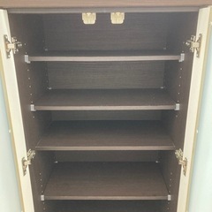 ダークブラウンの食器棚入りました。