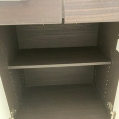 ダークブラウンの食器棚入りました。