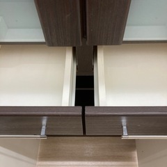 ダークブラウンの食器棚入りました。