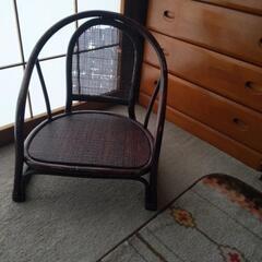 籐製品の低い椅子