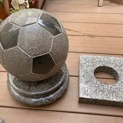 石造物　サッカーボール型球体と置き台2つ　0円