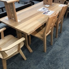 【12月25日受付終了】ダイニングテーブルと椅子一脚とテーブルカバー付き