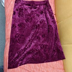 紫のバラ柄のスカート