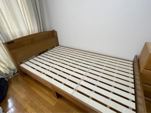 ニトリで購入、セミダブル　ベッド　ベッドフレーム　すのこベッド　コンセント　2個　便利な　飾り棚