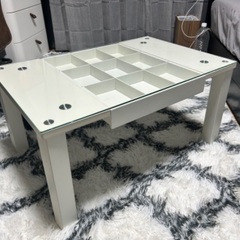 白基調ガラスローテーブル