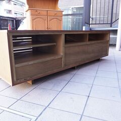 Hiromatsu Furniture(広松木工)のVERA CREPA(ベラクレッパ) オーク材 テレビボード。シンプルなデザインと木目を活かしたスリットが魅力のローボードは北欧スタイルや和モダンにCL305