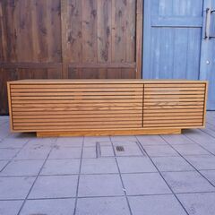 Hiromatsu Furniture(広松木工)のVERA CREPA(ベラクレッパ) オーク材 テレビボード。シンプルなデザインと木目を活かしたスリットが魅力のローボードは北欧スタイルや和モダンにCL305