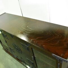 【ヤ取終了8/19】≪zy872≫美品 岩屋堂箪笥 桜木作 最高級 サイドボード 鳴子型/和箪笥 観音開き 漆塗り ケヤキ 南部鉄器飾 41217-06