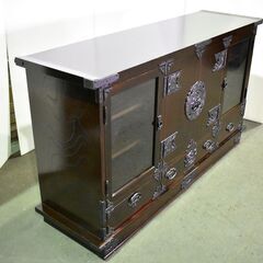 【ヤ取終了8/19】≪zy872≫美品 岩屋堂箪笥 桜木作 最高級 サイドボード 鳴子型/和箪笥 観音開き 漆塗り ケヤキ 南部鉄器飾 41217-06