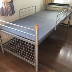 スチール製ベッド