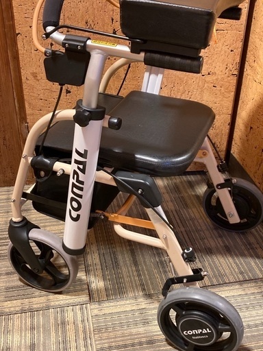歩行器　転倒防止機能付き