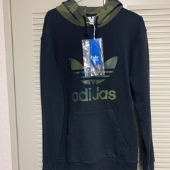 adidasフードパーカー