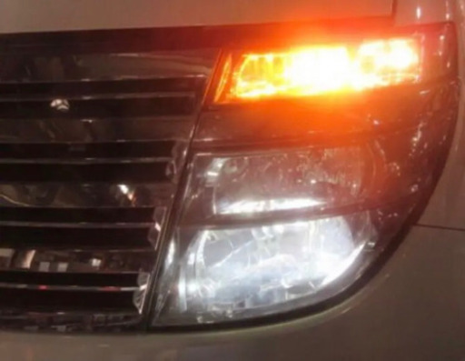 E51エルグランドライダー メッキガーニッシュ付き左ヘッドライト 曇り  