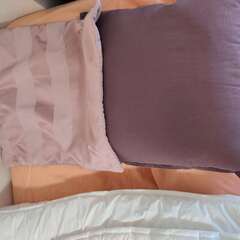 正方形の厚みのある枕、交換用枕カバー付き