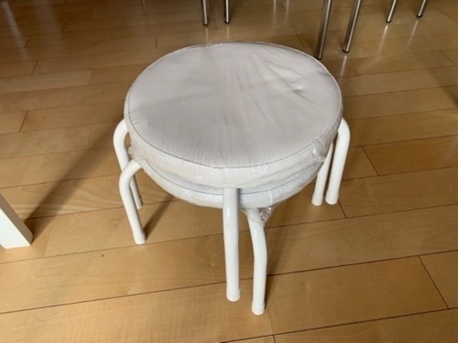小さい白い丸いイス２つ